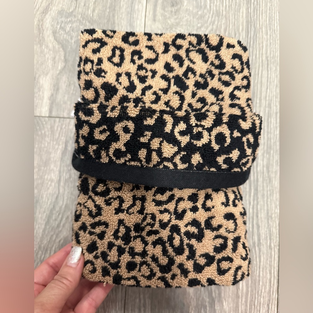 2 Rachel Zoe Leopard Print Hand Towels. PRICE IS FIRM 8 n stock. FIRM